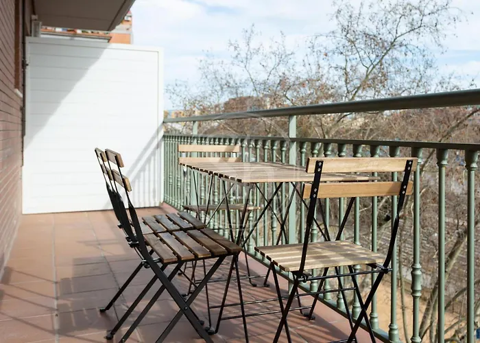 3 Con Balcon شقة *