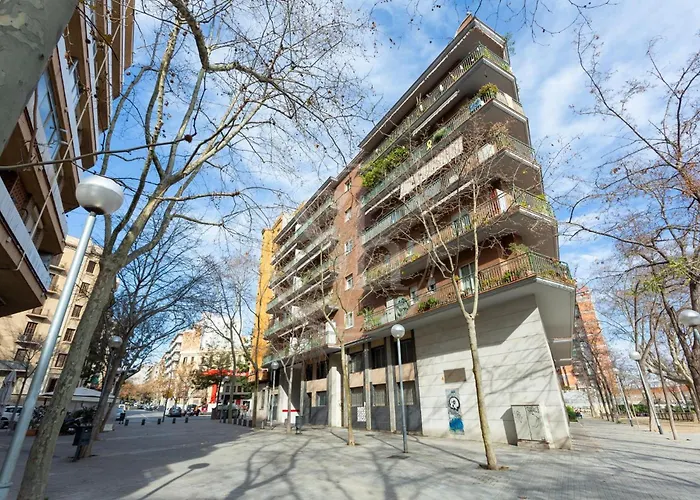 3 Con Balcon شقة *